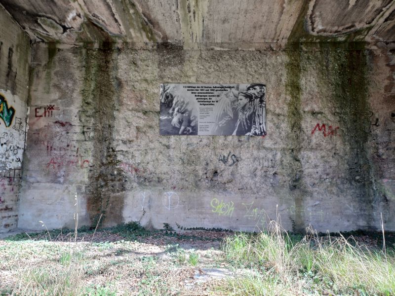 Gedenktafel   Westliche Kurzbahn   April 2026